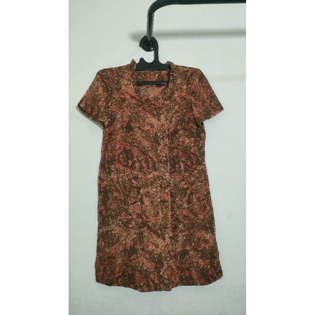 Dress Mini Abstrak Wanita Lengan Pendek Tunik Kerah Ruffle Kancing Depan