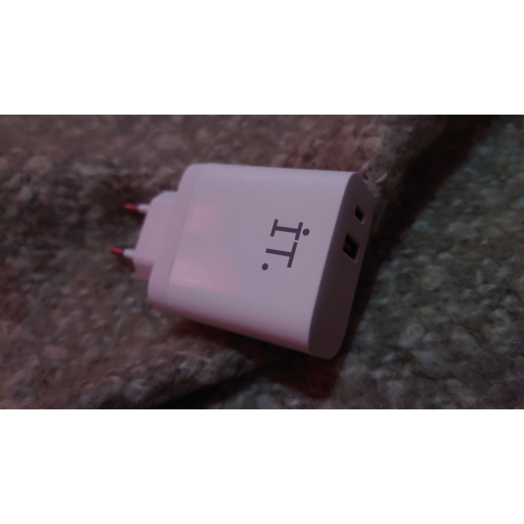 ADAPTOR CHARGER iT