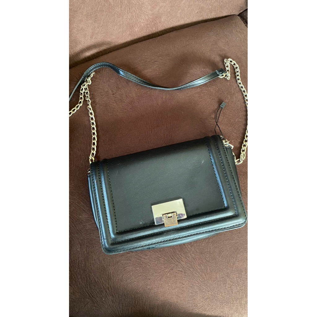 PL-Tas Slingbag Hitam Stradivarius