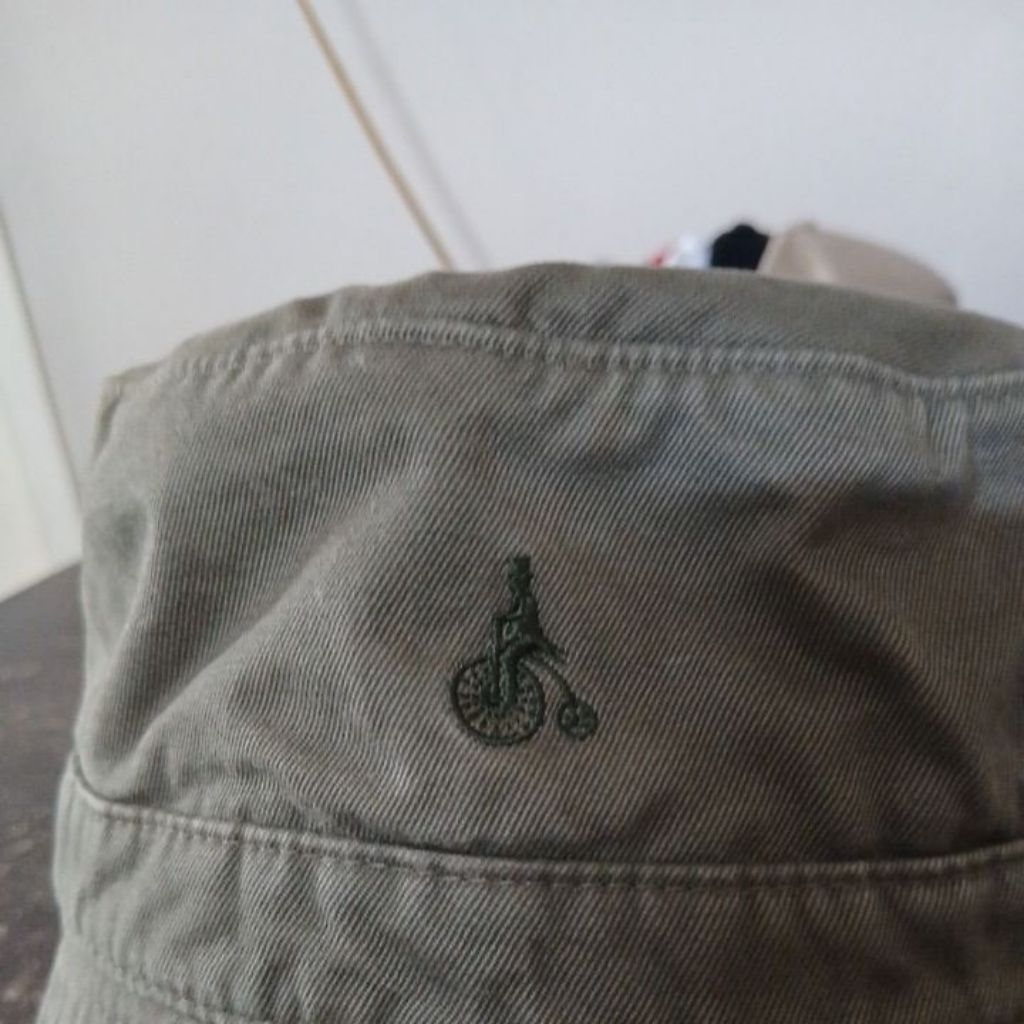 Topi BEANPOLE bucket hat bahan katun tebal lembut warna army pekat jahitan rapi logo bordir halus  s