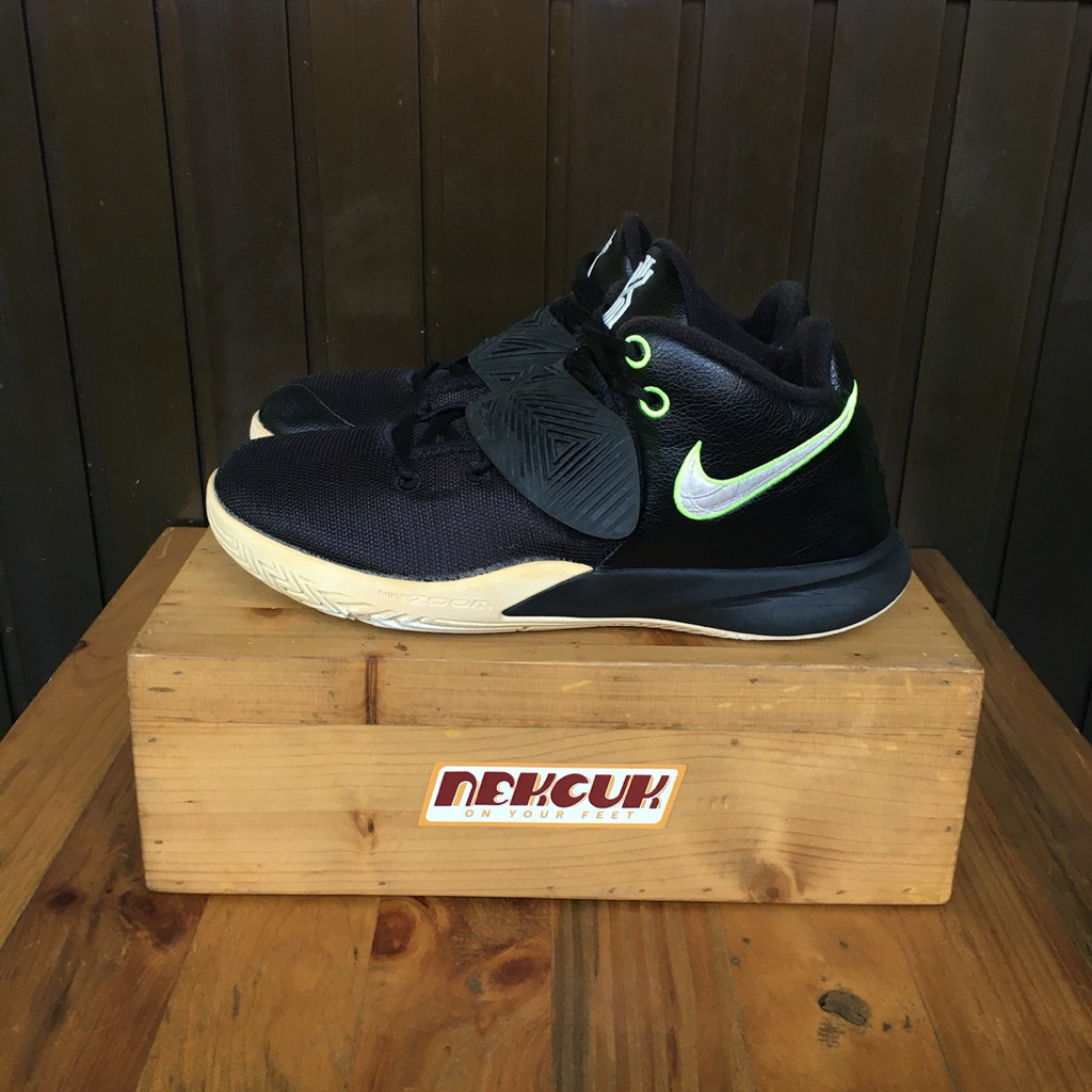 SEPATU BASKET NIKE KYRIE FLYTRAP 3 (size 42,5)
