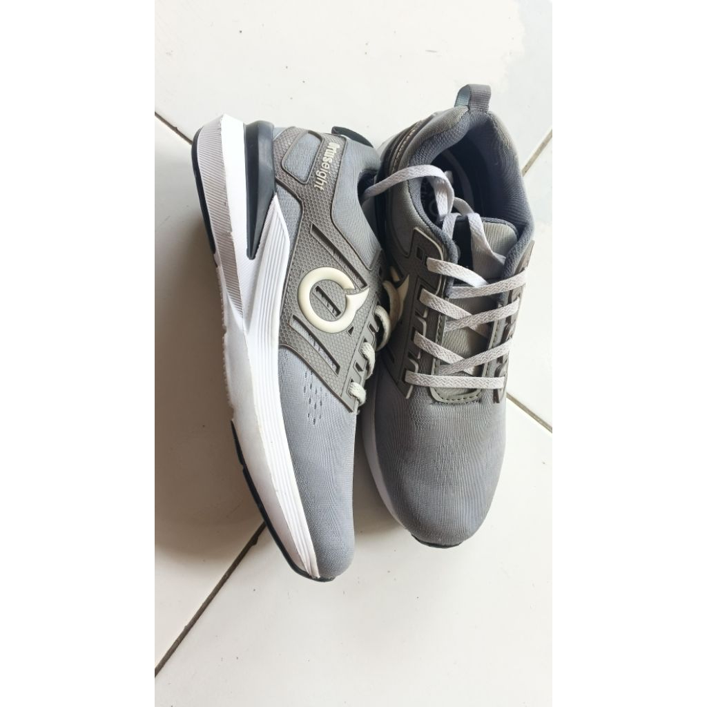 SEPATU LARI ORTUSEIGHT