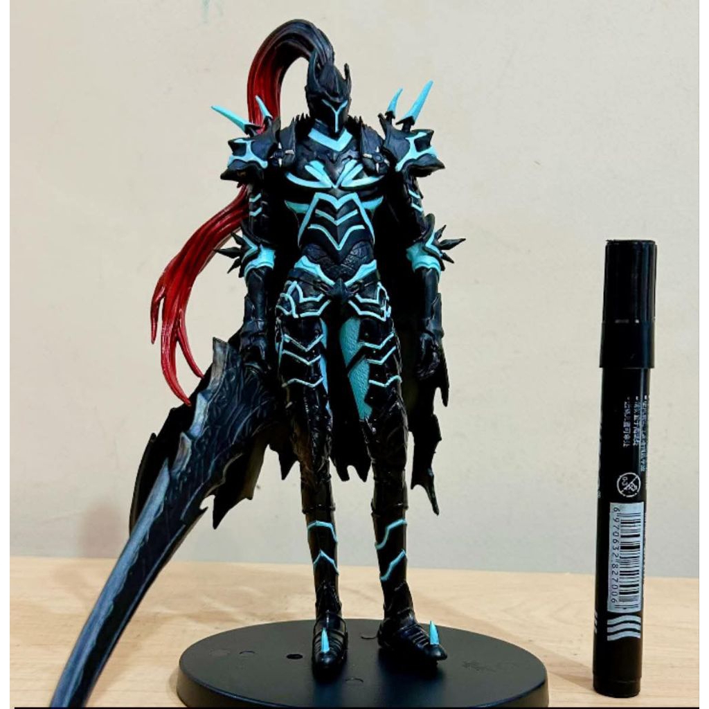 Mainan action figure Igris the Bloodred, a loyal shadow soldier.  21cm PVC action figure of the char