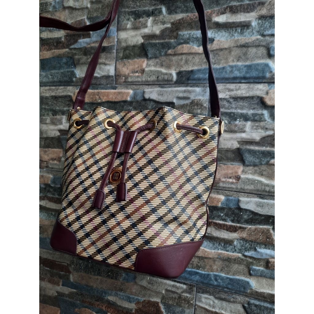 Sling Bag Serut DAKS - Branded, Original, Bahan Kulit, Lengkap Nomor Seri