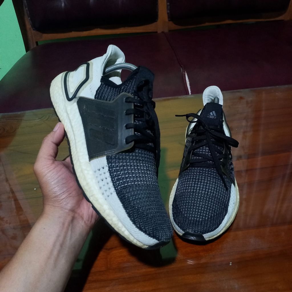 ADIDAS ULTRABOOST 19 'OREO' SEPATU SNEAKERS PRIA WANITA SECOND BRANDED