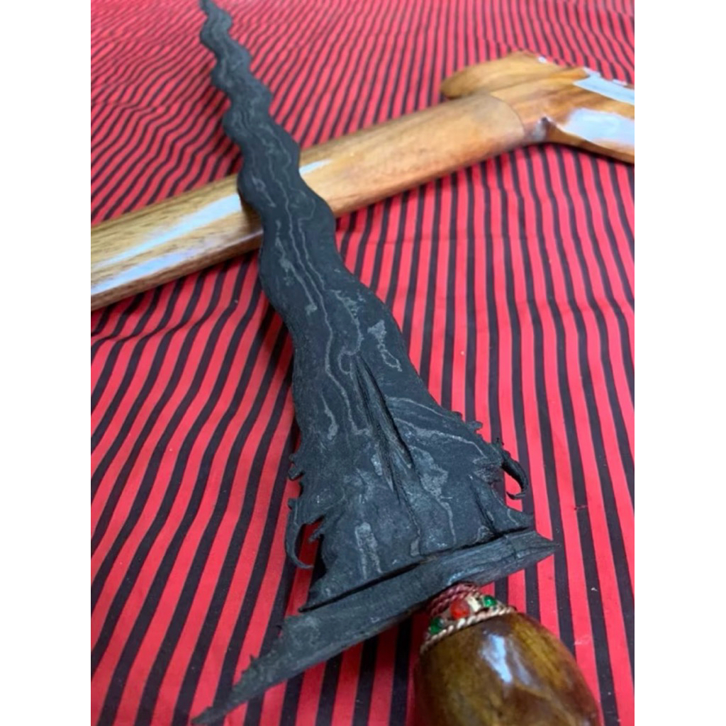 keris karno tinanding luk