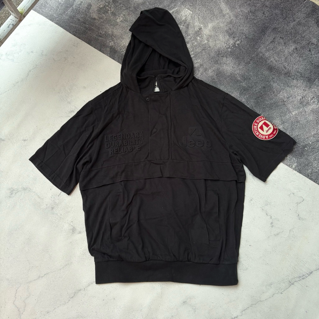 Jeep Short Half-Zip Vintages Logo Timbul