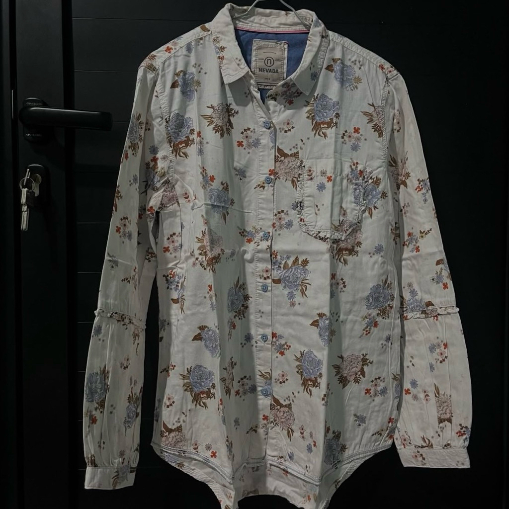 [PRELOVED] Nevada Kemeja Putih White Motif Bunga Size L