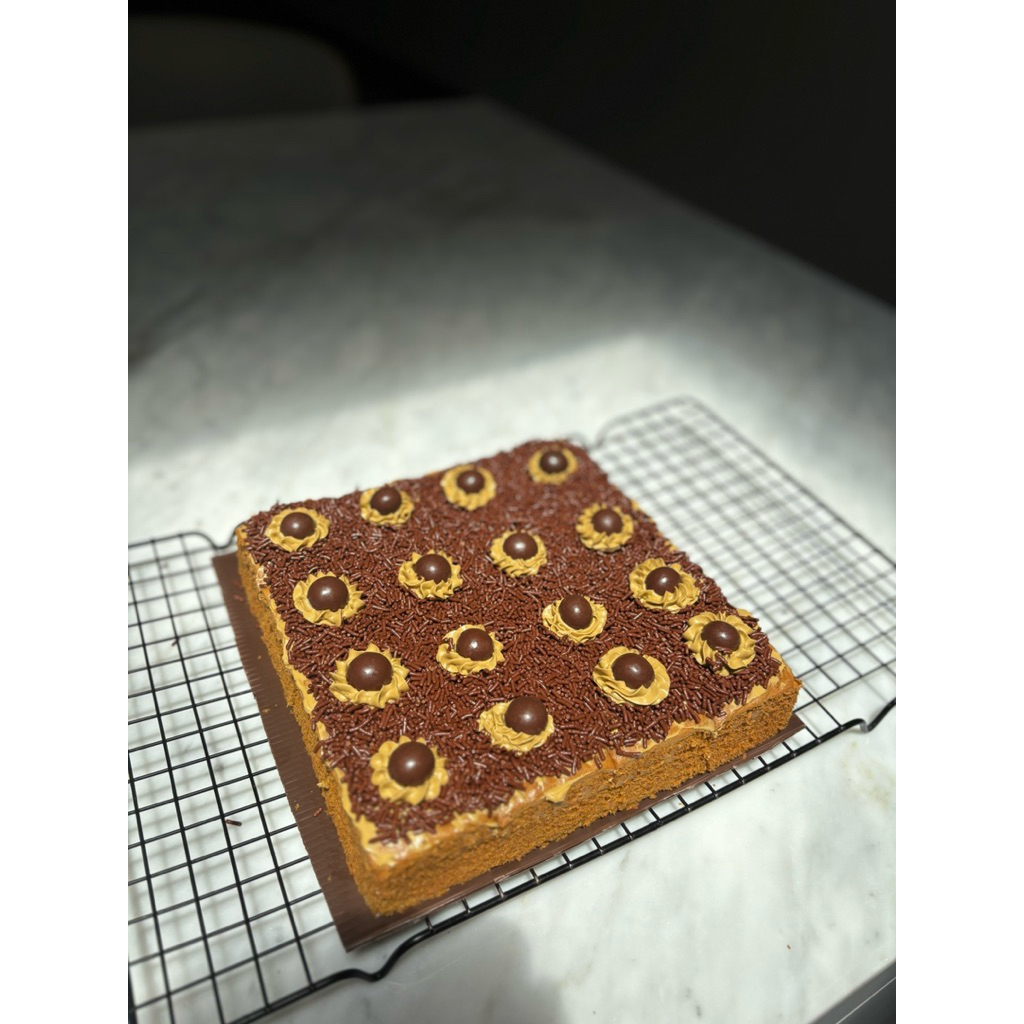 Mocca Jadoel Cake - uk 20x20 ( 16 potong)