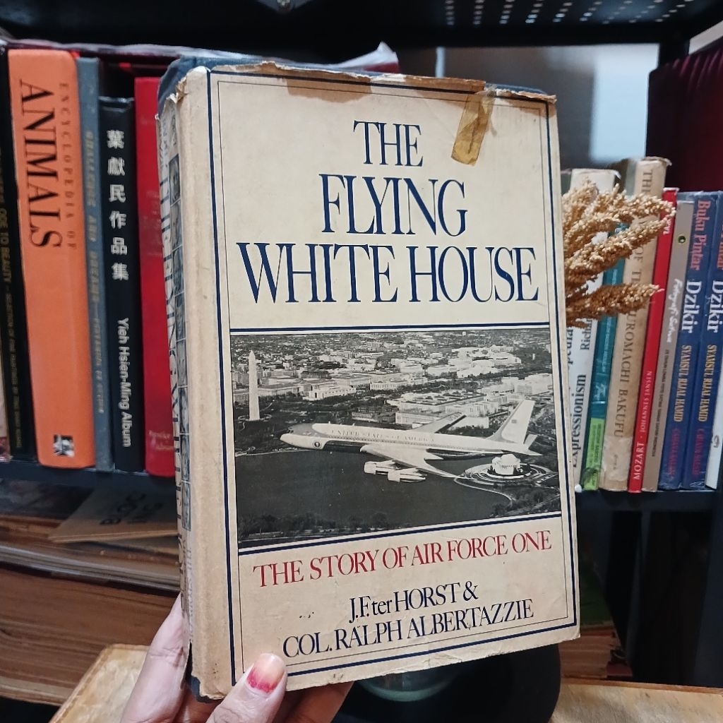 The flying white house, the story of air force one - by J.F.ter Horst