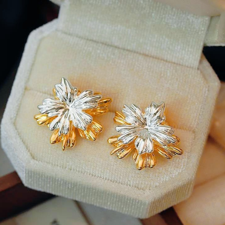 CHACHA  Anting Bunga Emas Vintage Mewah dengan Desain Depan-Belakang - 2 Sisi Bisa Dipakai, Mode Kel