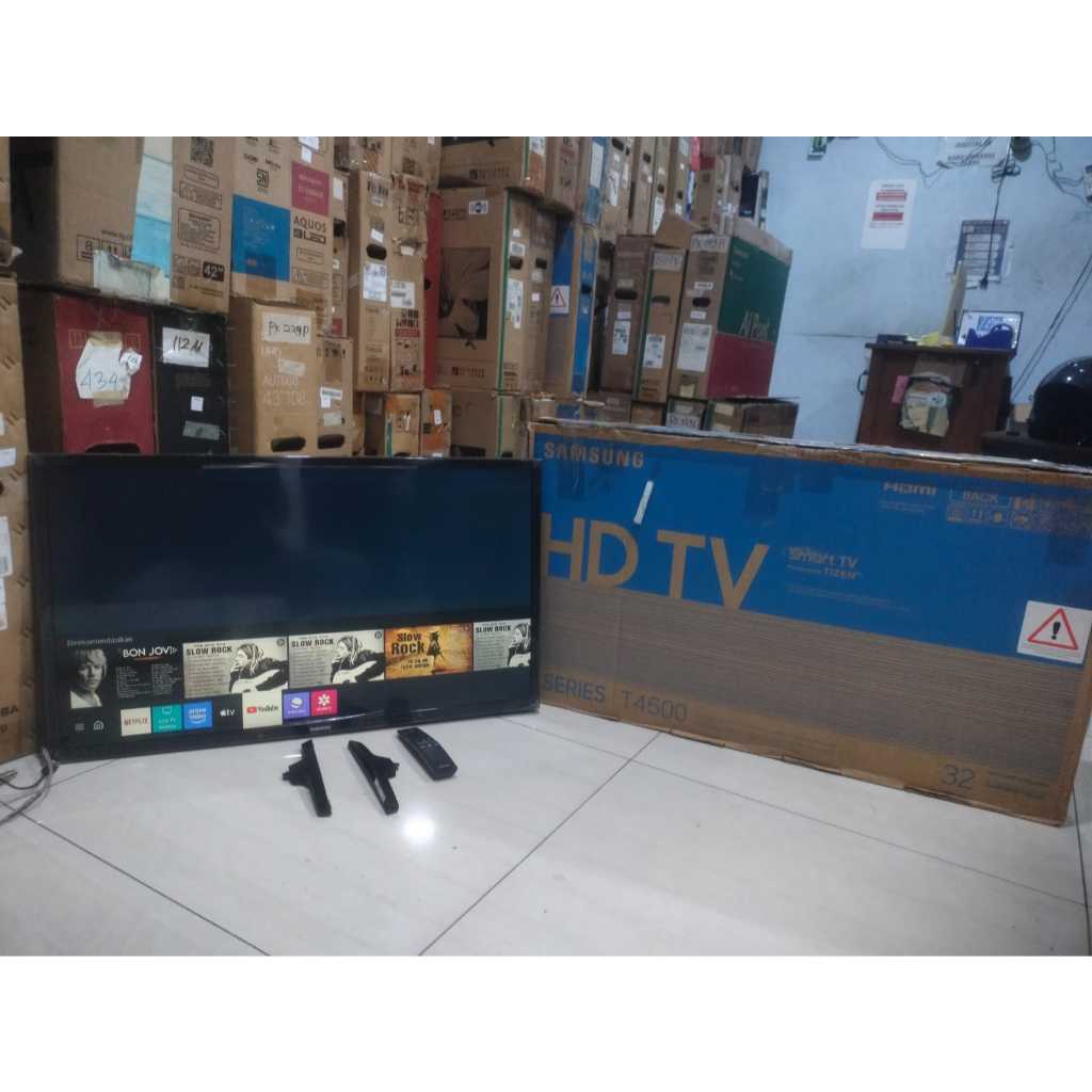 TV LED SAMSUNG 32IN HD SMART TV YOUTUBE DIGITAL TV KONDISI BEKAS PEMAKAIAN 7414F