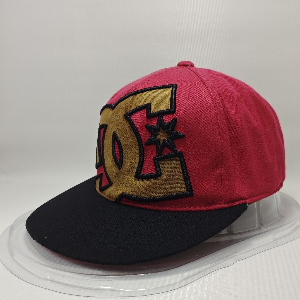 Topi DC Shoes Fitted Merah Hitam Big Logo Skate Streetwear