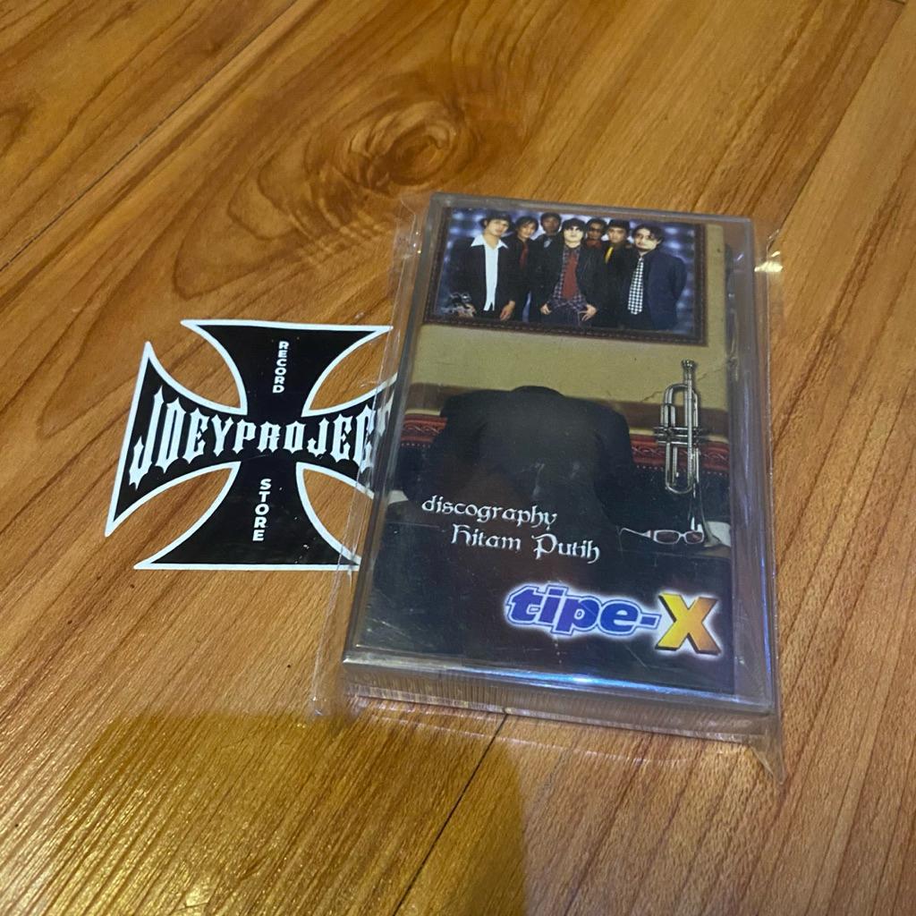 kaset tipe x - discography hitam putih
