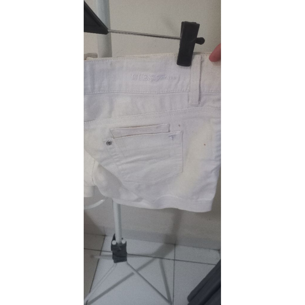 Celana Pendek Warna Putih Guess