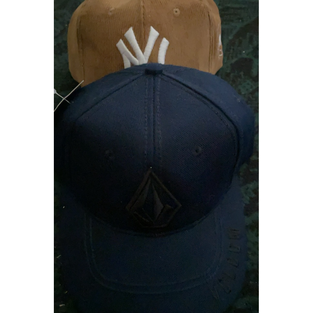 2 pcs topi pria ny coklat dan vlcm navy