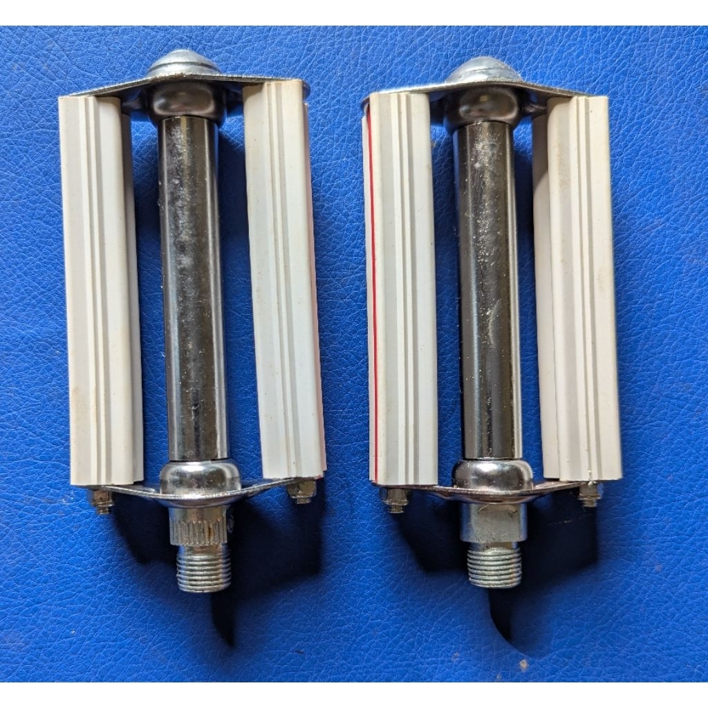 pedal jadul putih strip merah sepeda onthel