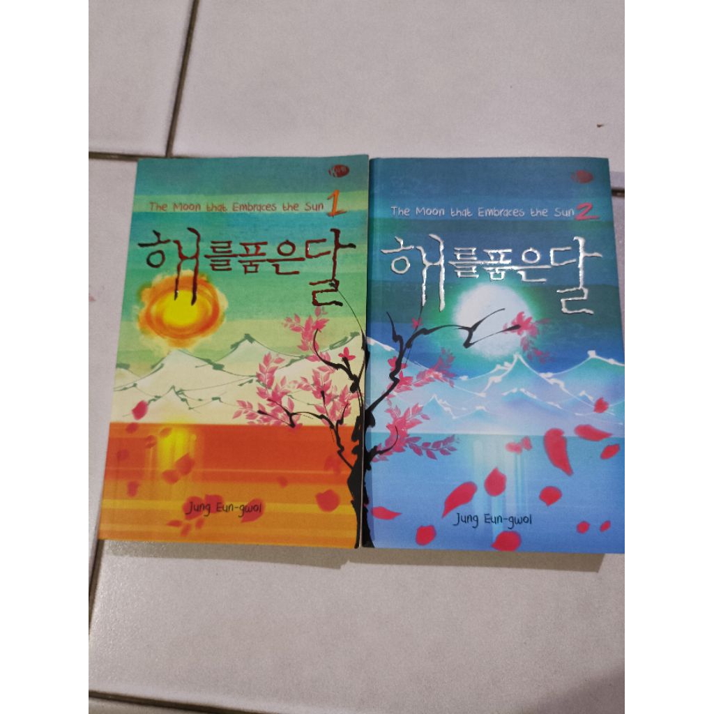 The Moon That Embraces the Sun (2 buku)