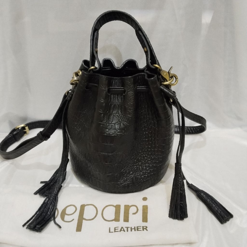 Pepari Leather Bucket Drawstring Tassel Bag ( motif croco)