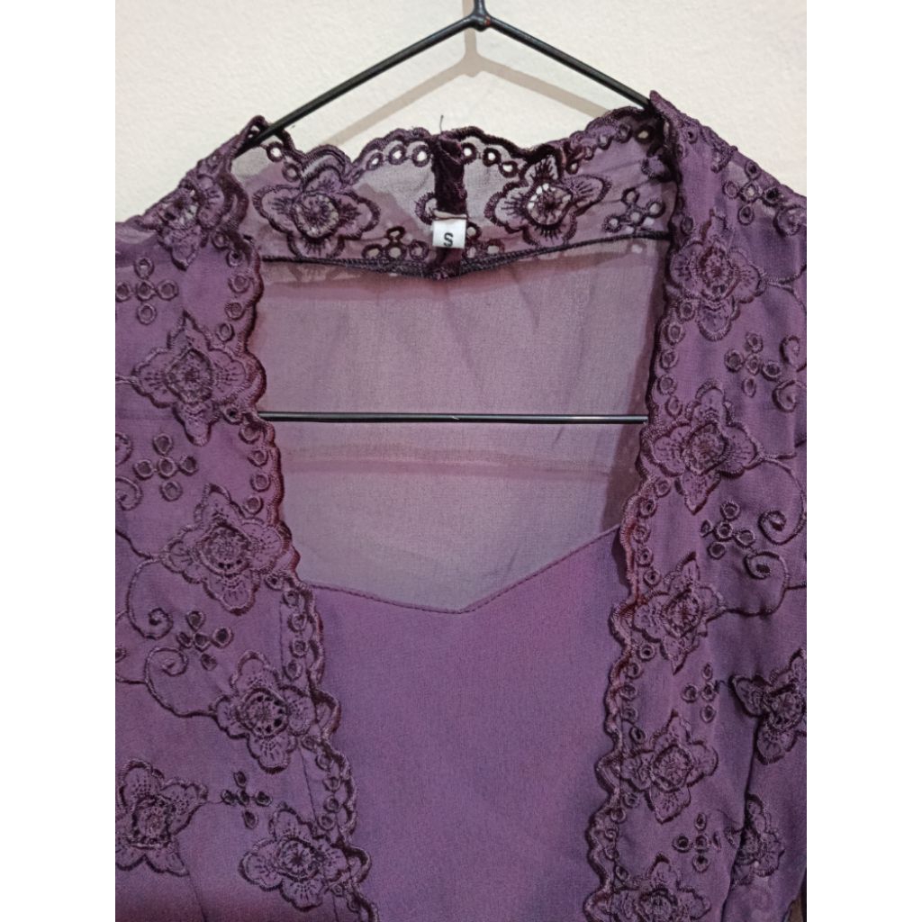 kebaya bali warna ungu