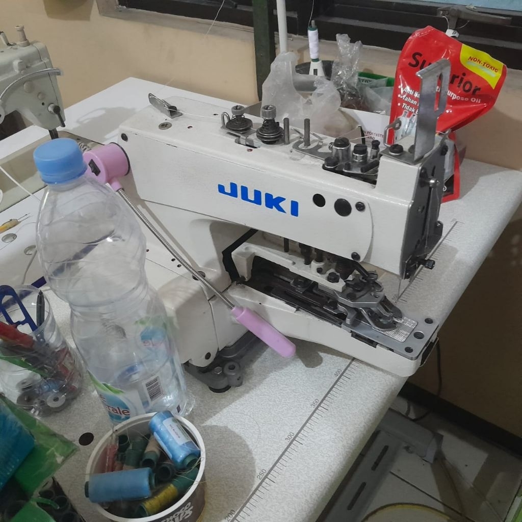 mesin lubang dan pasang kancing juki