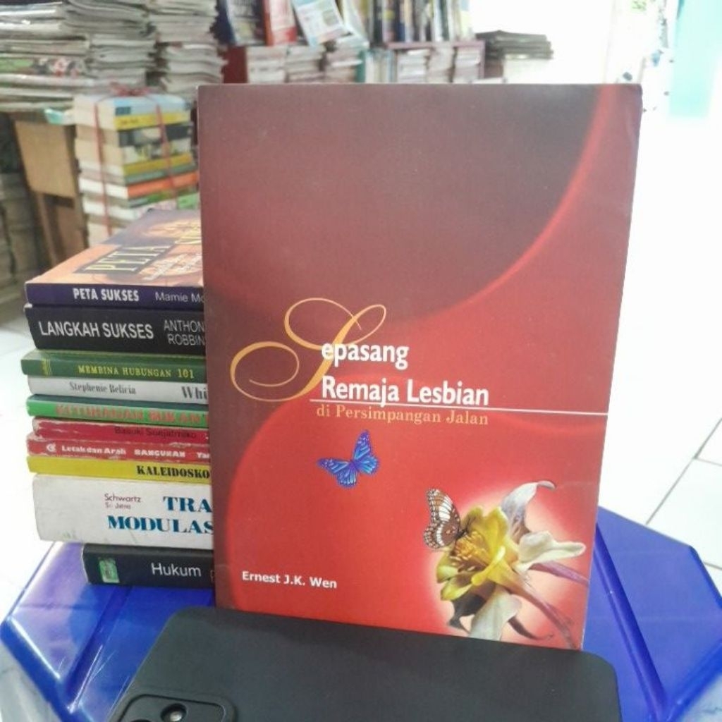 SEPASANG REMAJA LESBIAN DI PERSIMPANGAN JALAN(ERNEST J.K.WEN)BUKU BEKAS