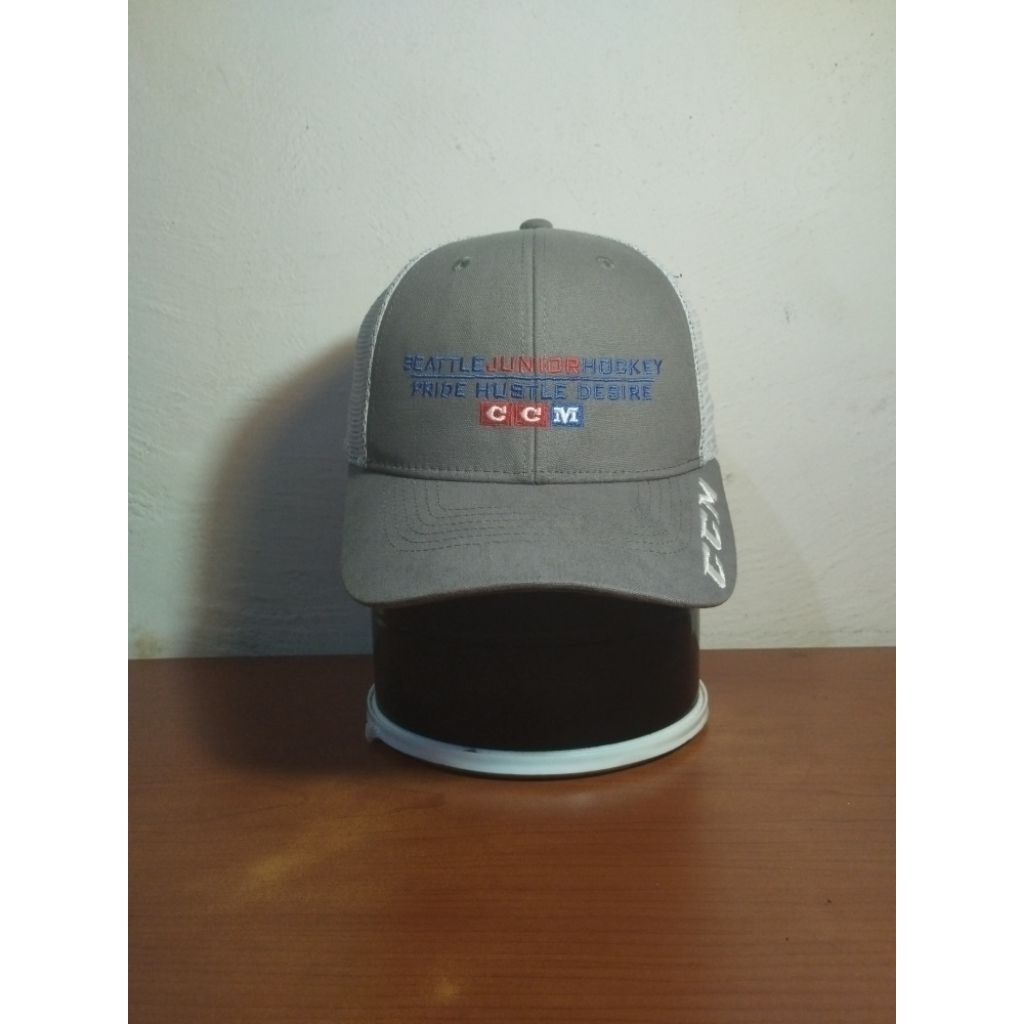 Topi Trucker CCM Junior Hockey Likenew