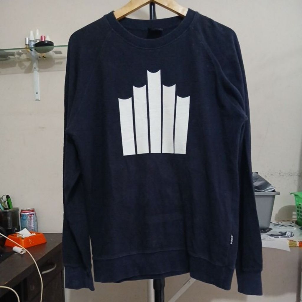 Crewneck Sweatshirt bahan katun warna navy pekat kerah kencang HH UNDEFEATED second Original size L 