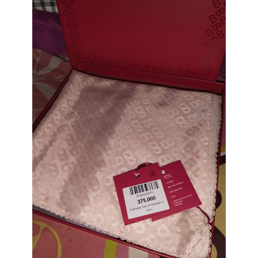 Buttonscarves Tapis embossed lotus