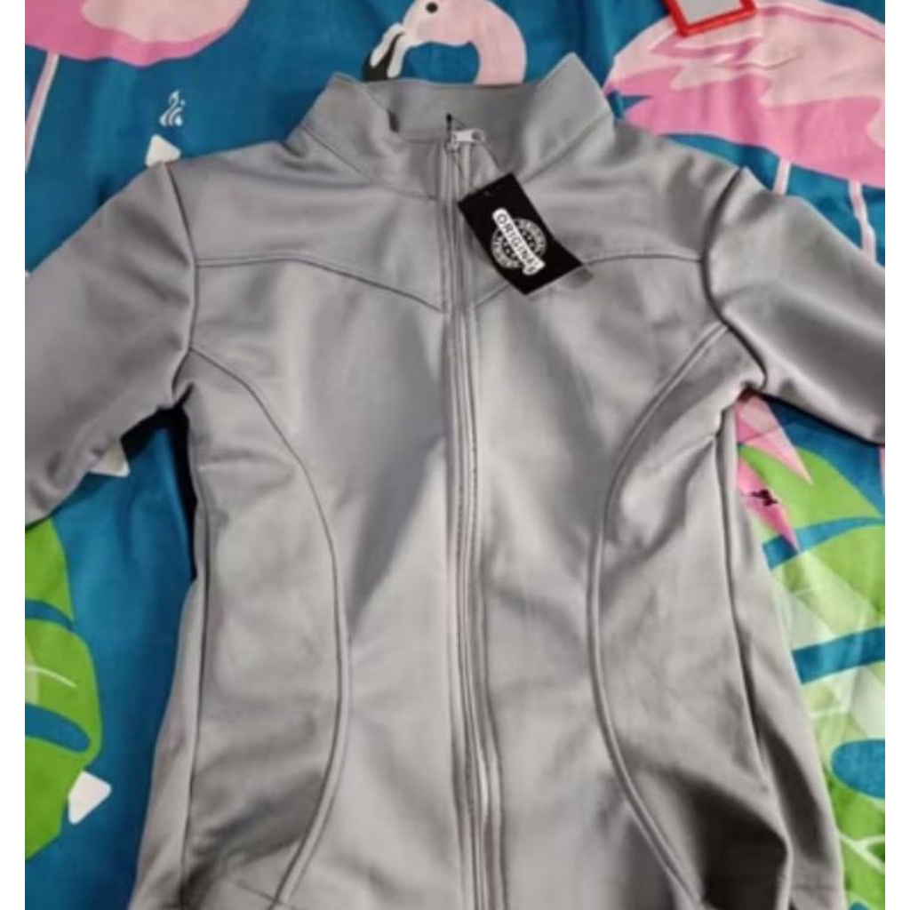 Jaket olahraga wanita warna abu abu