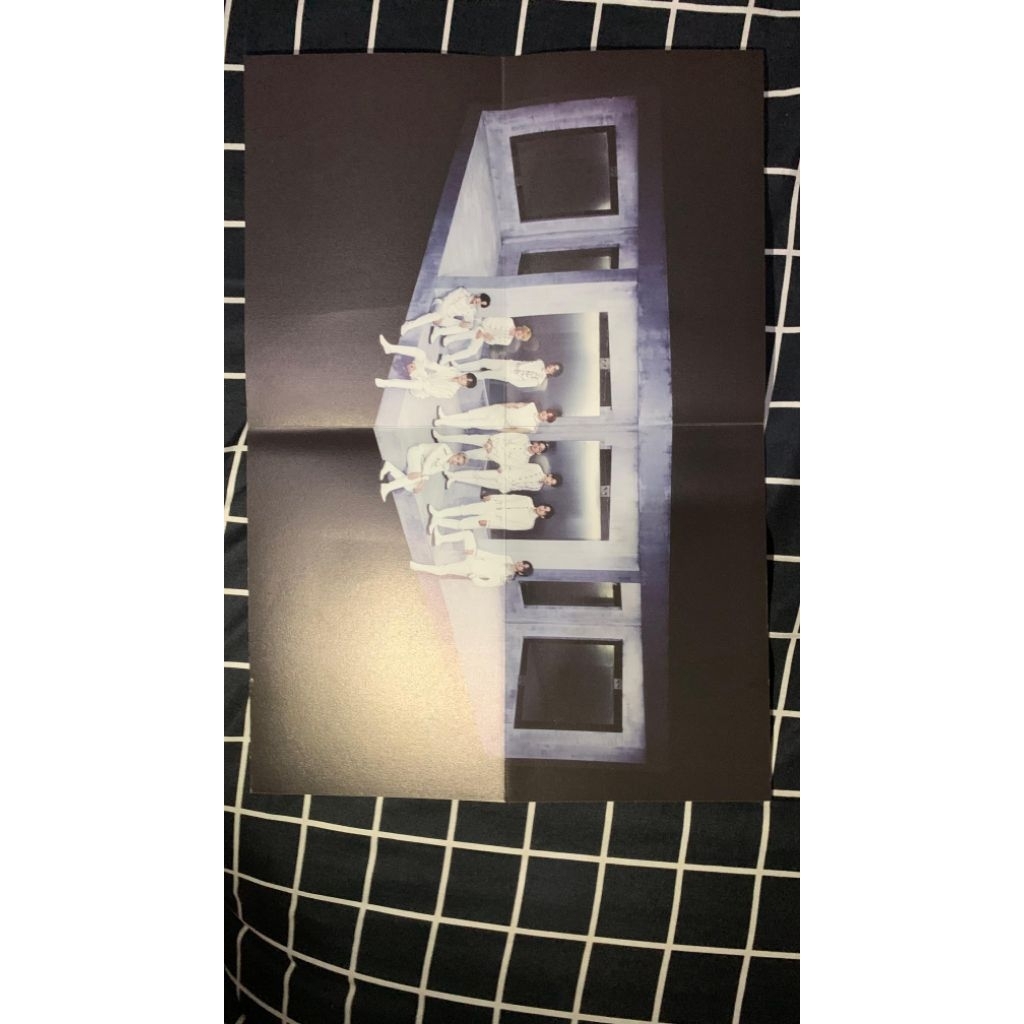 POSTER ALBUM TREASURE OFFICIAL