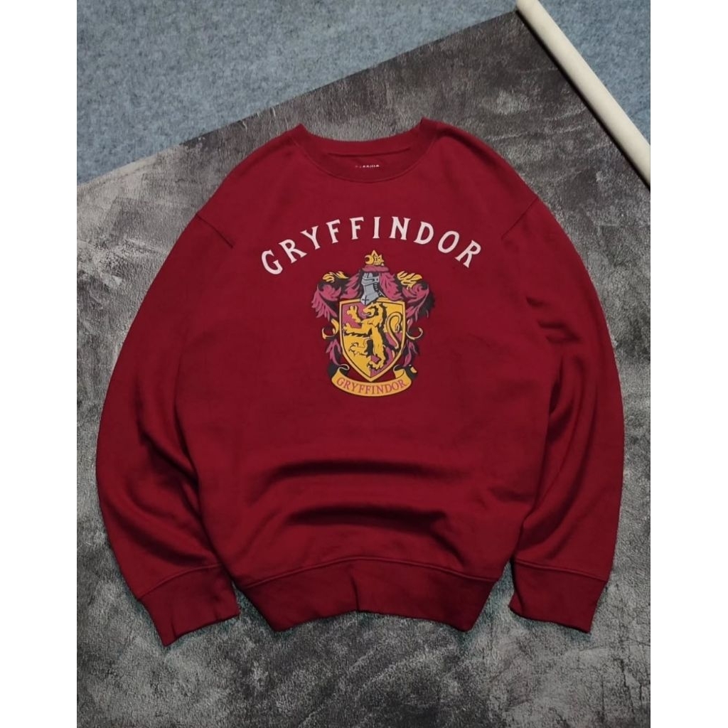 Graphic Tee x Harry Potter Crewneck Maroon
