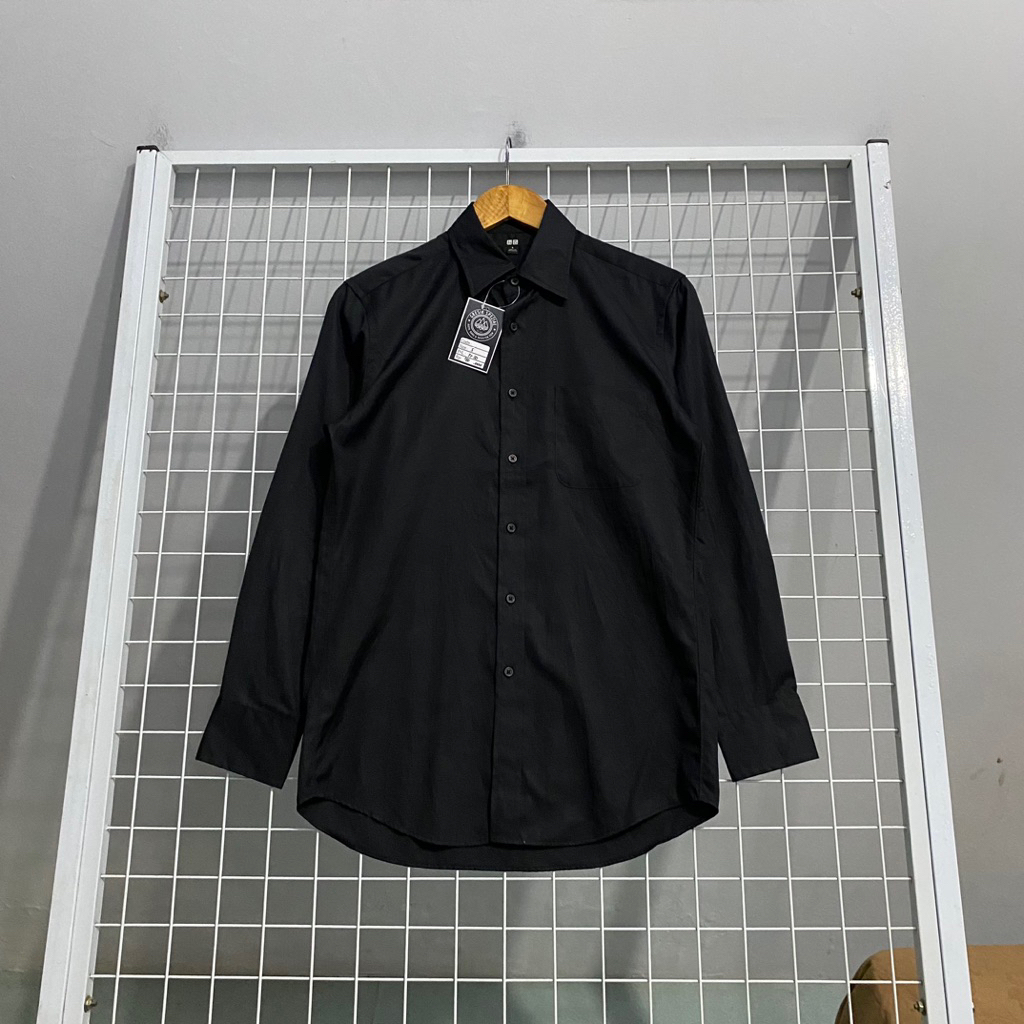 kemeja UNIQLO hitam S