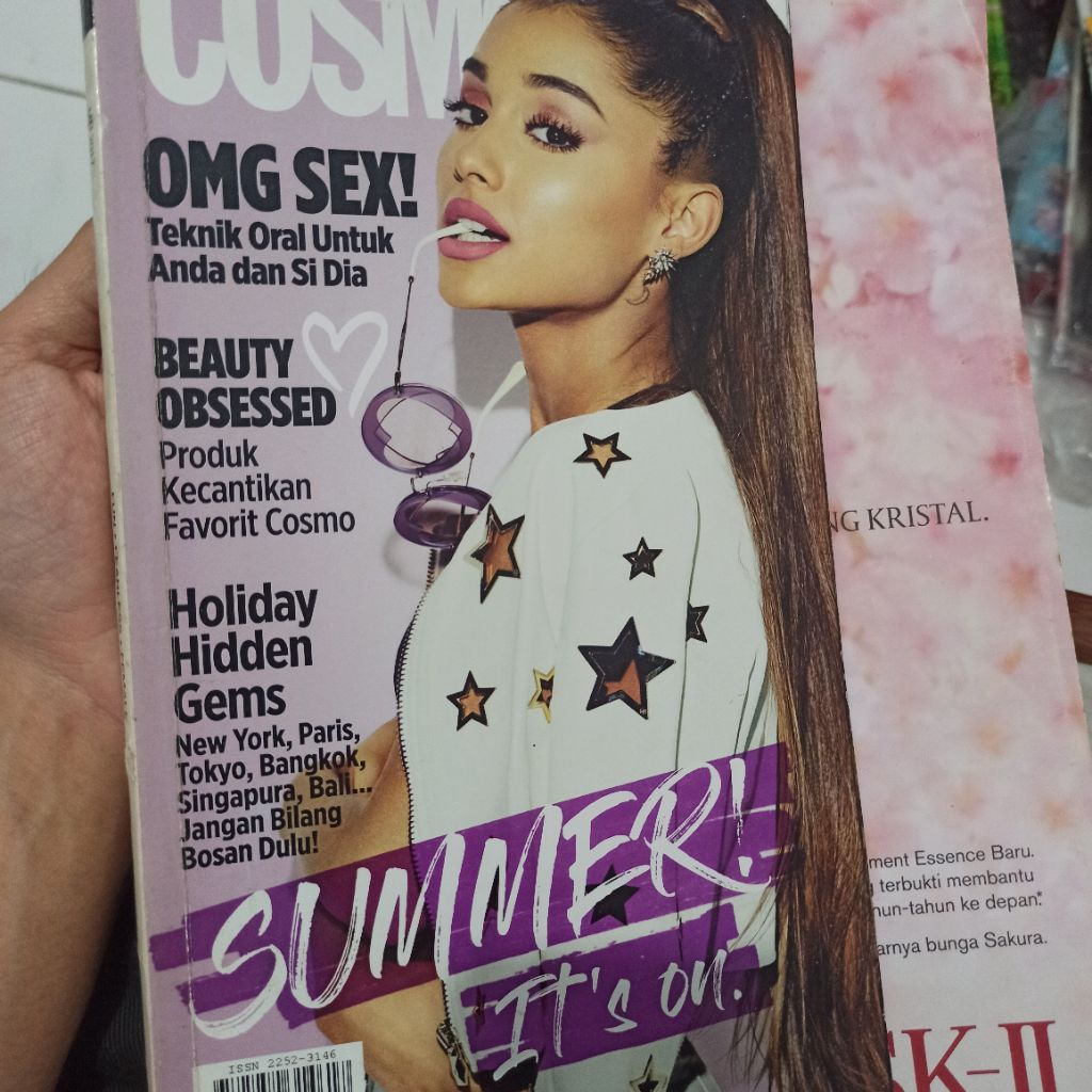 Majalah Cosmopolitan 2017 Ariana Grande - Acha Septriasa, Nino, dll.