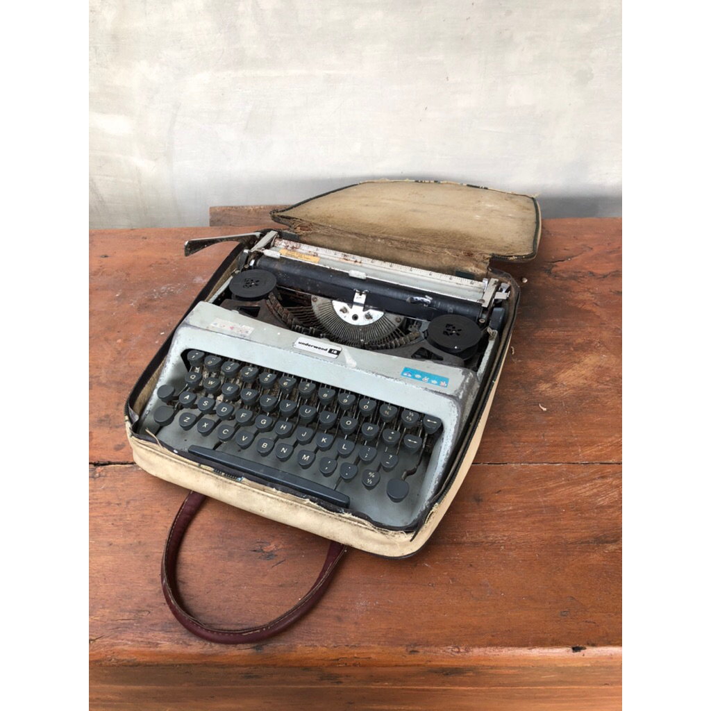 Mesin ketik tua Vintage jadul