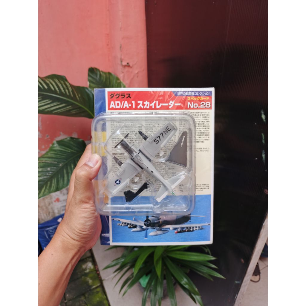 Diecast Del Prado World Fighter A-1H Skyraider 1/110 Scale USS Midway Navy VA-25 577-NE Delprado Rar