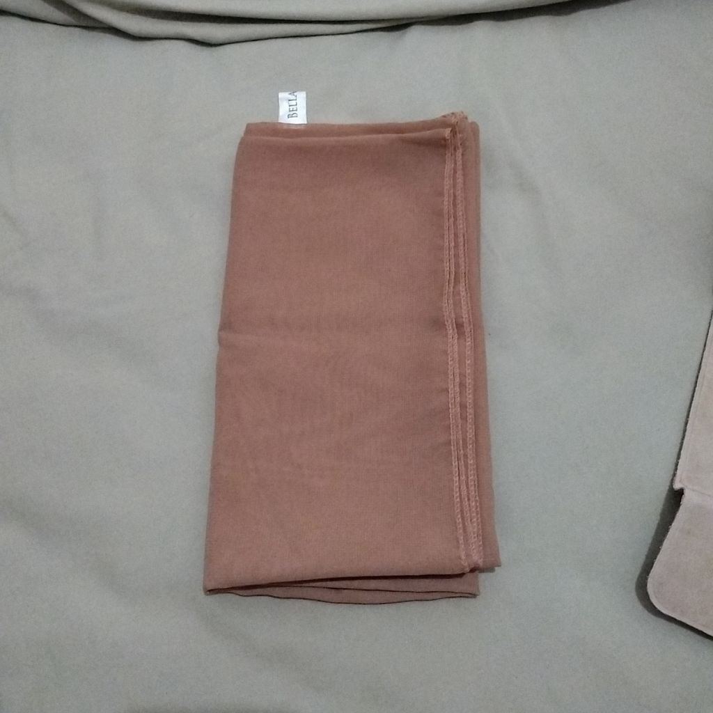 BELLA SQUARE Hijab Segiempat | Coklat Tua Pramuka | Peach