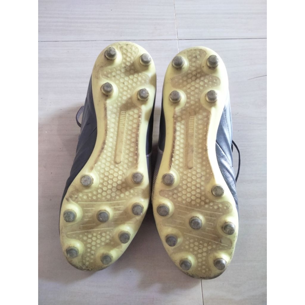 sepatu bola Puma king