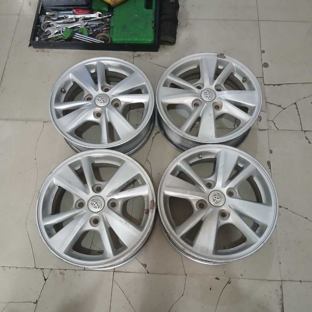 VELG/PELEK MOBIL SECOND ORIGINAL AVANZA RING15 BAUT4X114 WARNA SILVER