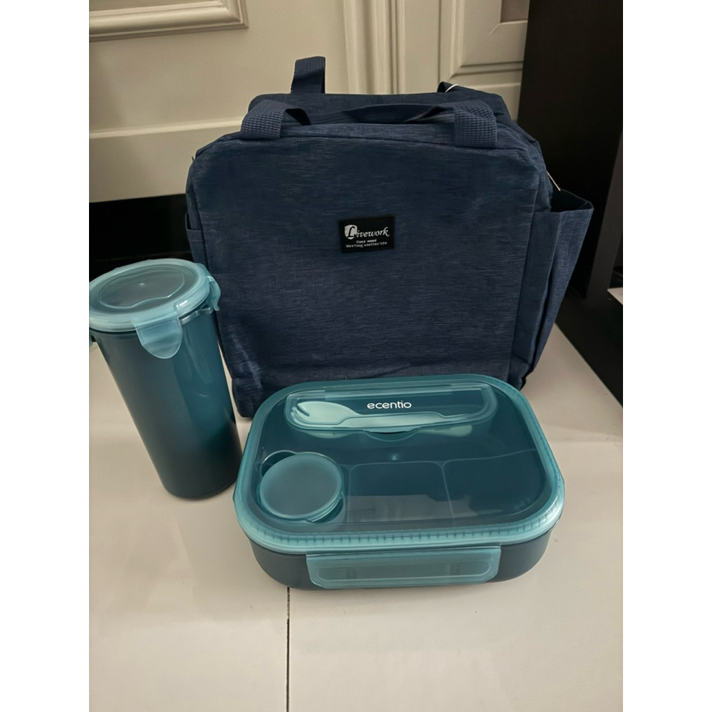 Tempat bekal makan dan botol minum dan tas