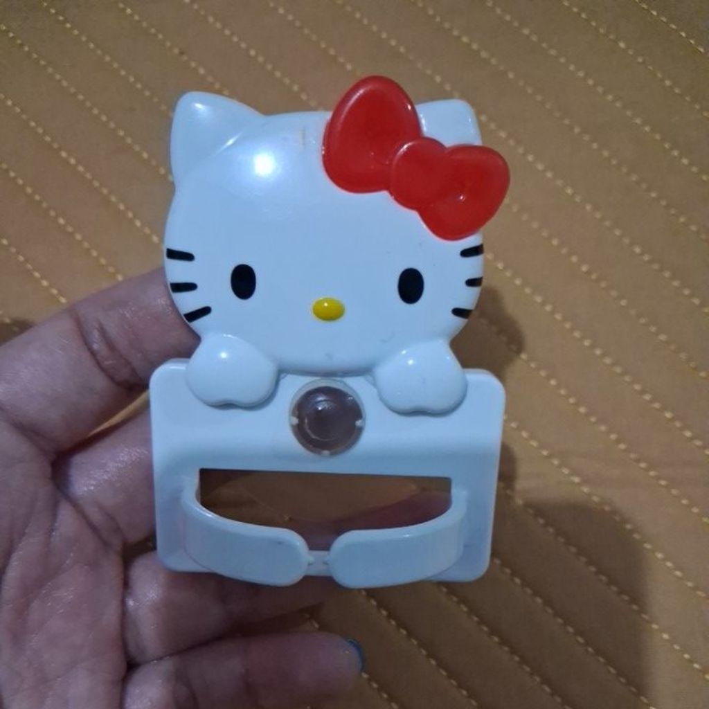 hello kitty holder didinding tempat karet rambut (preloved)