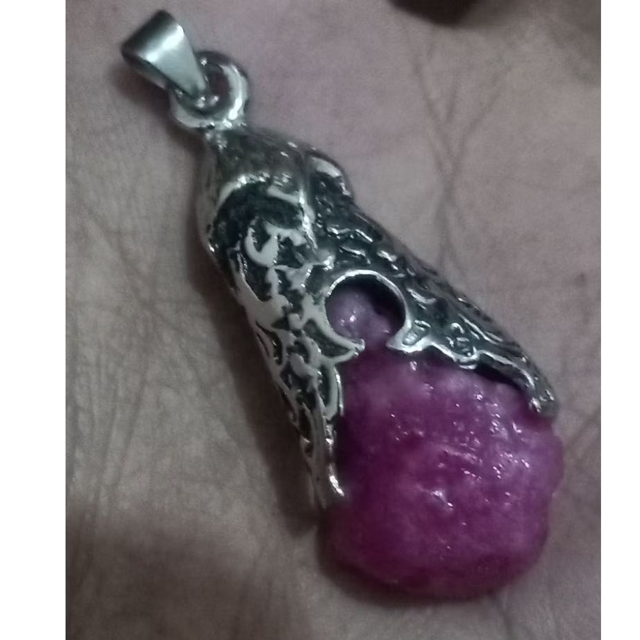 liontin batu Ruby