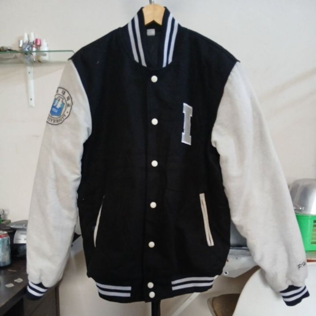 Jacket varsity bisbol warna hitam putih super tebal  IN HA UNIV second Original size L ld 114cm pjg 