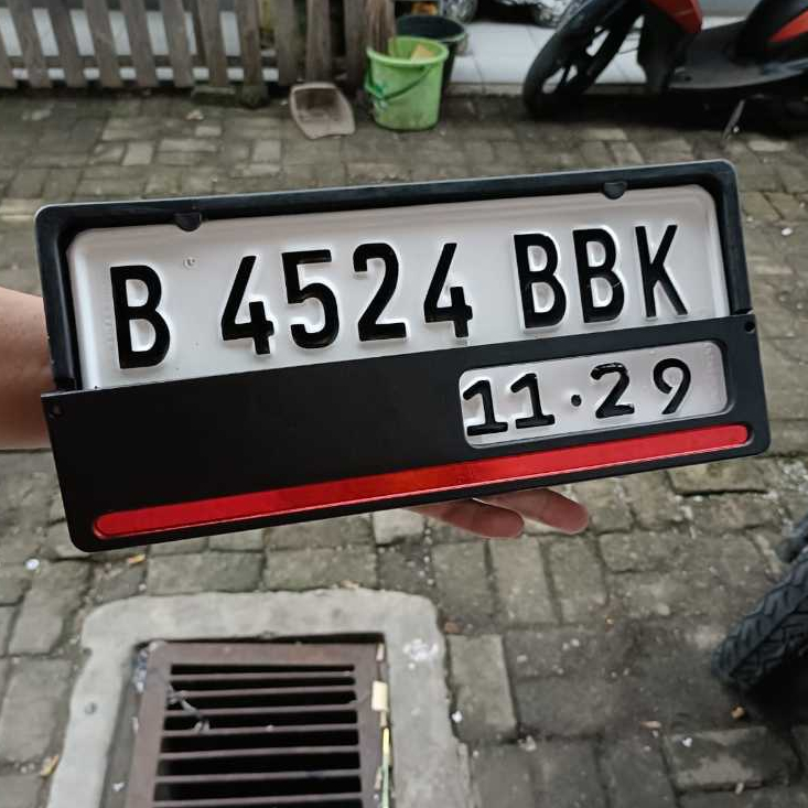 Caver Plat + plat  Motor Custom Tebal  Cat Dasar Hitam & Putih Font Lama / Font Baru – Plat Nomor Mo
