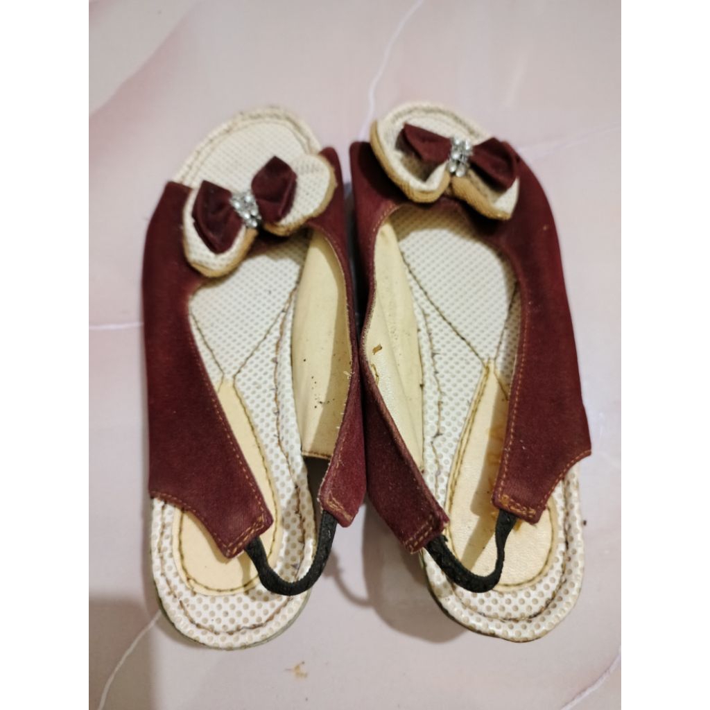Sandal Wanita Pita Maroon Preloved - Nyaman & Stylish (Bekas Layak Pakai)