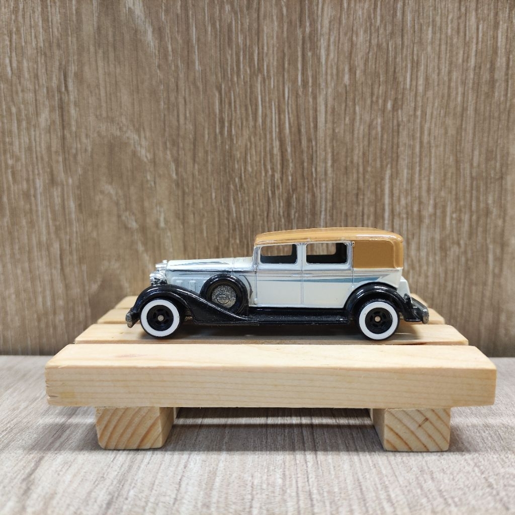 Hotwheels White Classic Packard 2009 Larry Garage 21 Car Collection