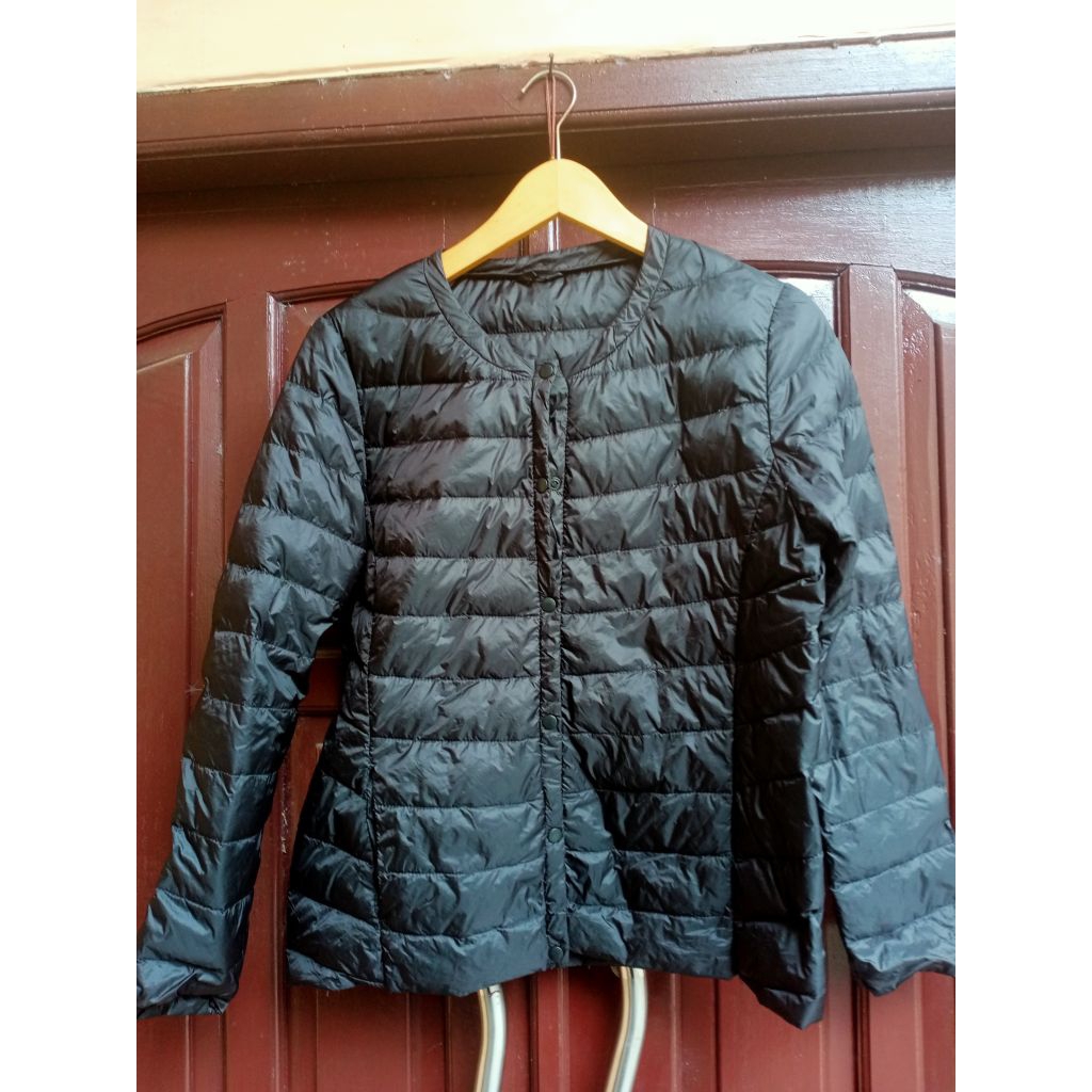 Jaket puffer warna hitam