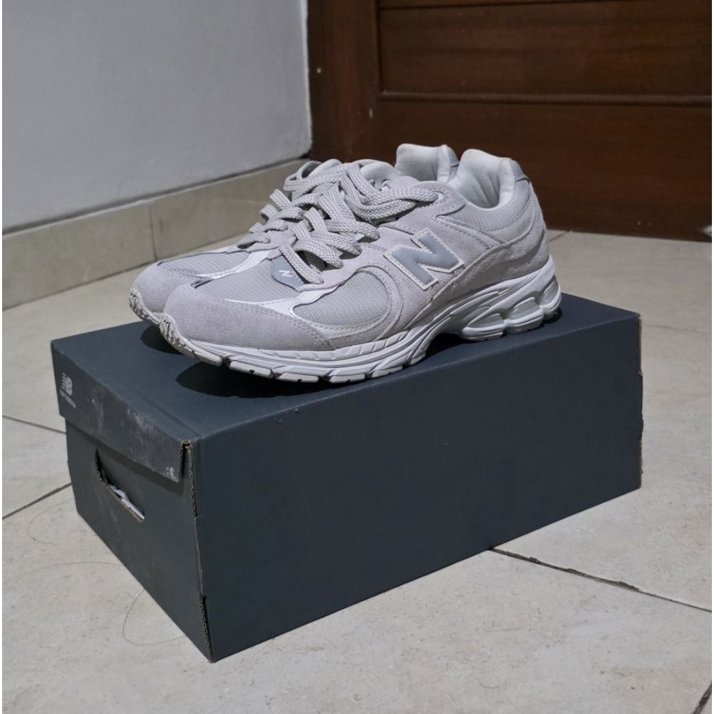 Sepatu Olahraga New Balance Warna White Gray