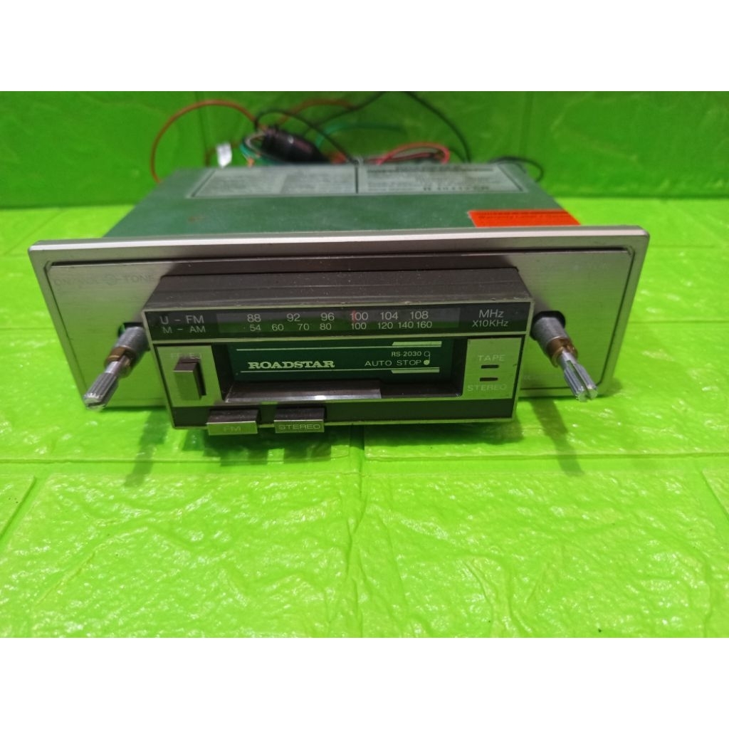 Roadstar RS-2030, sebuah radio dan pemutar kaset tape mobil vintage