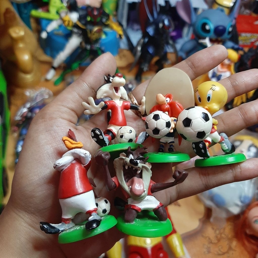 figure looney tunes sepak bola wbe. tweety looney tunes  , tazmania looney tunes warner bros